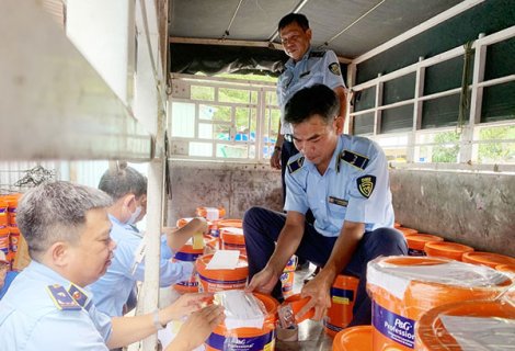 Phát hiện 1,8 tấn bột giặt nghi giả mạo nhãn hiệu