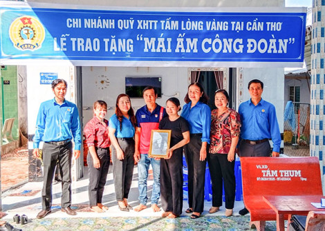 Bàn giao 2 “Mái ấm Công đoàn”