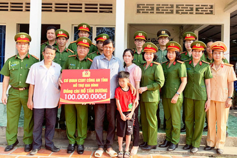 Ðồng Tháp: Trao 100 triệu đồng cho con của Thiếu tá Công an hy sinh