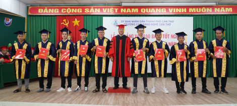 Trường Cao đẳng Nghề Cần Thơ trao bằng tốt nghiệp cho 521 học sinh, sinh viên