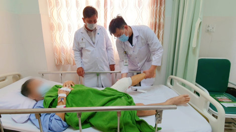 Di chứng gãy xương đùi khiến cụ ông đau nhức 46 năm 