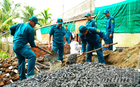 Lực lượng vũ trang huyện Phong Điền giúp dân trên 1.300 ngày công lao động