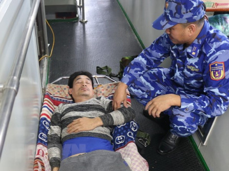Cứu hộ kịp thời một ngư dân bị tai biến trên biển