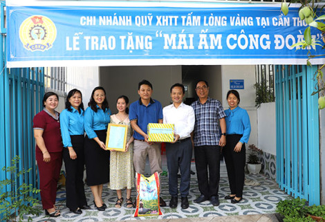 Trao tặng “Mái ấm Công đoàn”