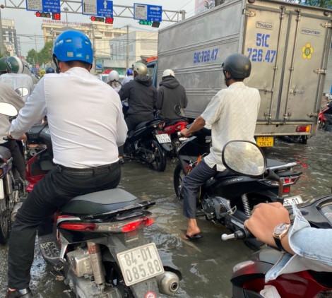 Triều cường dâng cao trong mùa khô hạn