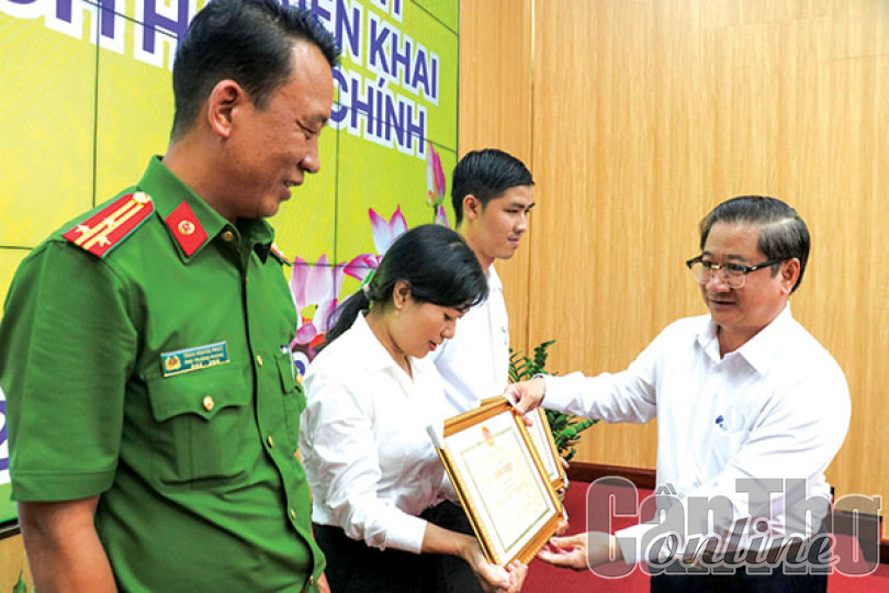 Ðẩy mạnh cải cách thủ tục hành chính và hiện đại hóa phương thức chỉ đạo, điều hành phục vụ người dân, doanh nghiệp