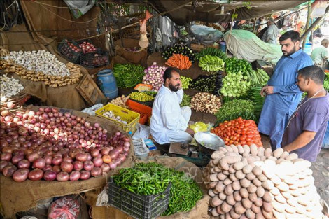 Pakistan chìm sâu trong “bẫy nợ”