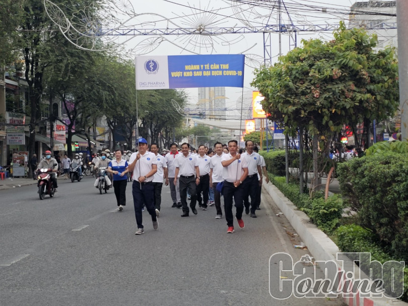 2.000 người đi bộ, gây quỹ trên 1 tỉ đồng ủng hộ nhân viên y tế gặp khó khăn