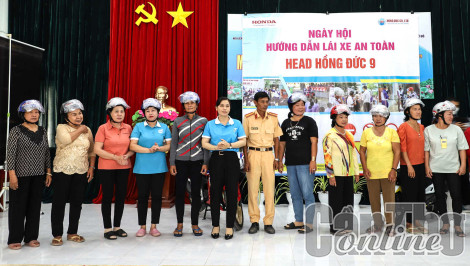 Phụ nữ phát huy vai trò đảm bảo an toàn giao thông