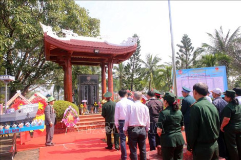 Dâng hương, thả hoa tưởng niệm các liệt sĩ hy sinh bảo vệ đảo Gạc Ma