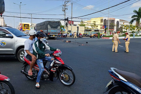 Cà Mau: Xe tải tông xe máy, 2 người tử vong tại chỗ