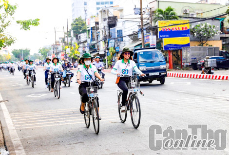 Đạp xe diễu hành hưởng ứng “Giờ Trái đất năm 2023”