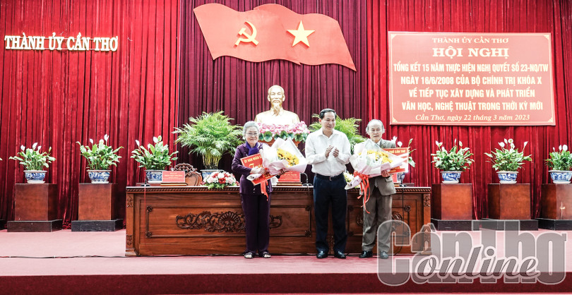 Xây dựng và đào tạo đội ngũ văn nghệ sĩ “vừa hồng vừa chuyên”