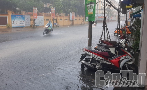 Mưa lớn xuất hiện, cần đề phòng ngập nghẹt, giông lốc và sấm sét