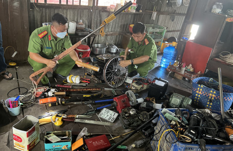 An Giang: Phát hiện, tạm giữ nhiều xe máy và dao tự chế tại trại cưa bỏ hoang