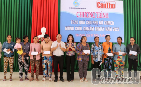 Báo Cần Thơ trao 20 phần quà tặng phụ nữ dân tộc Khmer