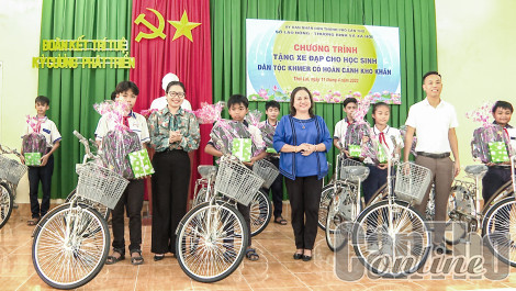 Trao quà cho học sinh dân tộc Khmer có hoàn cảnh khó khăn nhân dịp Tết Chôl Chnăm Thmây