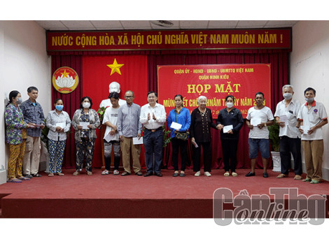 Họp mặt, tặng quà đồng bào dân tộc Khmer nhân Tết cổ truyền Chôl Chnăm Thmây