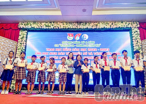 Trao 96 suất học bổng Vừ A Dính và “Vì Hoàng Sa, Trường Sa thân yêu”