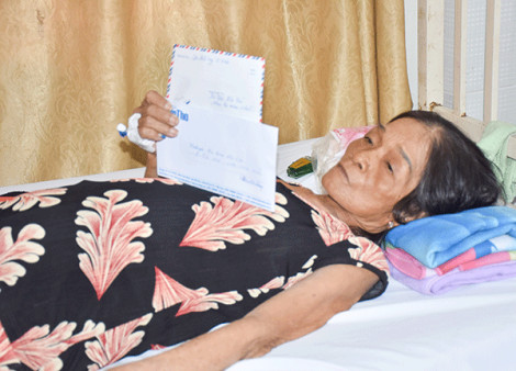 Trao tiền từ thiện