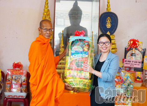 Lãnh đạo huyện Thới Lai thăm và chúc mừng Tết Chôl Chnăm Thmây