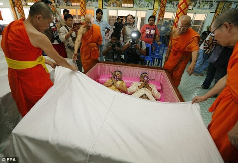 Nằm quan tài cầu an