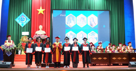 Trường Ðại học Cần Thơ trao bằng tốt nghiệp cho 170 sinh viên