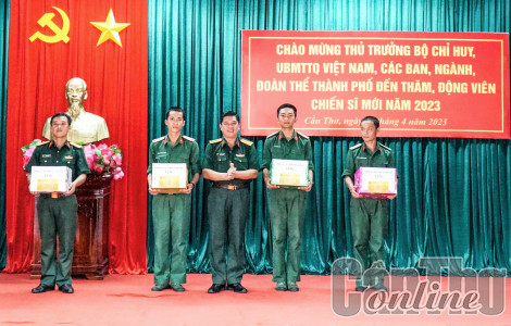 Lãnh đạo các ngành, đoàn thể thăm và tặng quà chiến sĩ mới