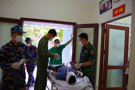 Trung tâm y tế thị trấn Trường Sa cấp cứu ngư dân bị tai nạn lao động trên biển