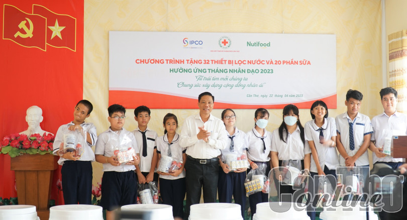 Trao quà, thiết bị lọc nước tặng học sinh khuyết tật