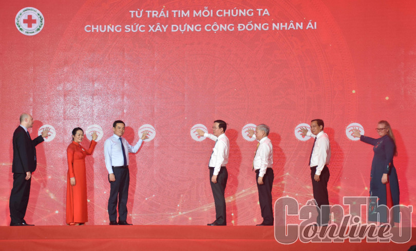 Hãy gắn kết với nhau bằng tình yêu thương và lòng nhân ái