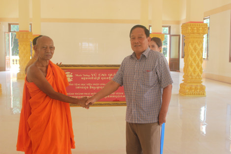 Tặng khánh chữ mạ vàng cho Học viện Phật giáo Nam tông Khmer
