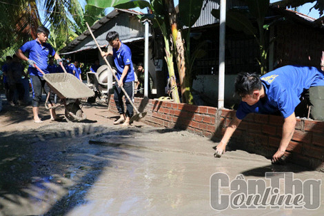 Tuổi trẻ Trường Ðại học Tây Ðô xung kích, tình nguyện vì xã hội an toàn giao thông