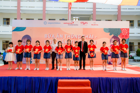 Hàng trăm học sinh hào hứng bổ sung kiến thức dinh dưỡng trong ngày hội của Prudential tại Trà Vinh