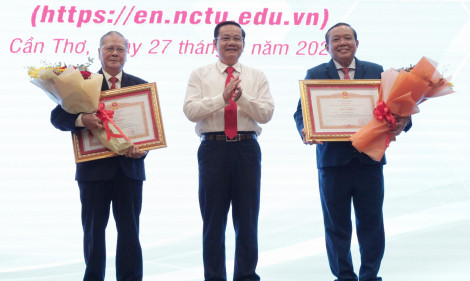 Trường Đại học Nam Cần Thơ đón nhận Bằng khen của Thủ tướng Chính phủ