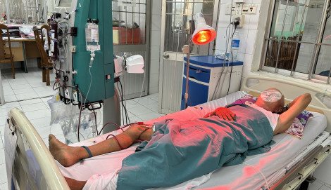 Cà Mau: 1 người tử vong và 5 người nhập viện, nghi do ngộ độc rượu ở đám tang