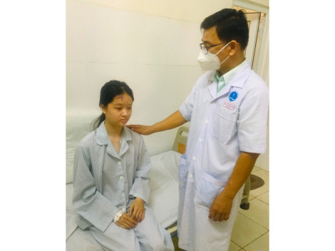 Bác sĩ bệnh viện quận ghép da mặt cho nữ sinh bị tai nạn giao thông