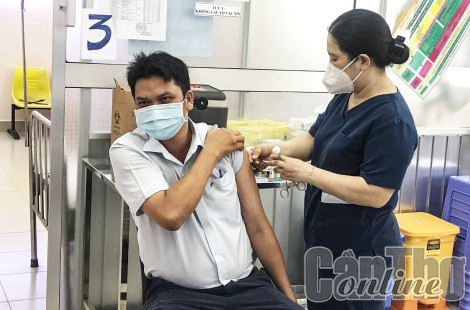 CDC Cần Thơ tiêm vaccine phòng COVID-19 trong suốt những ngày nghỉ lễ