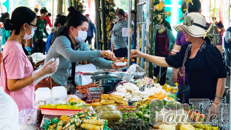 Đông đảo nghệ nhân, du khách đến hội bánh dân gian
