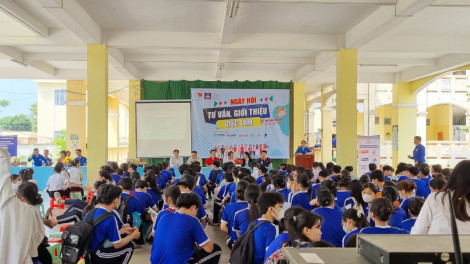Hơn 300 đoàn viên, thanh niên và học sinh huyện Vĩnh Thạnh được tư vấn, giới thiệu việc làm
