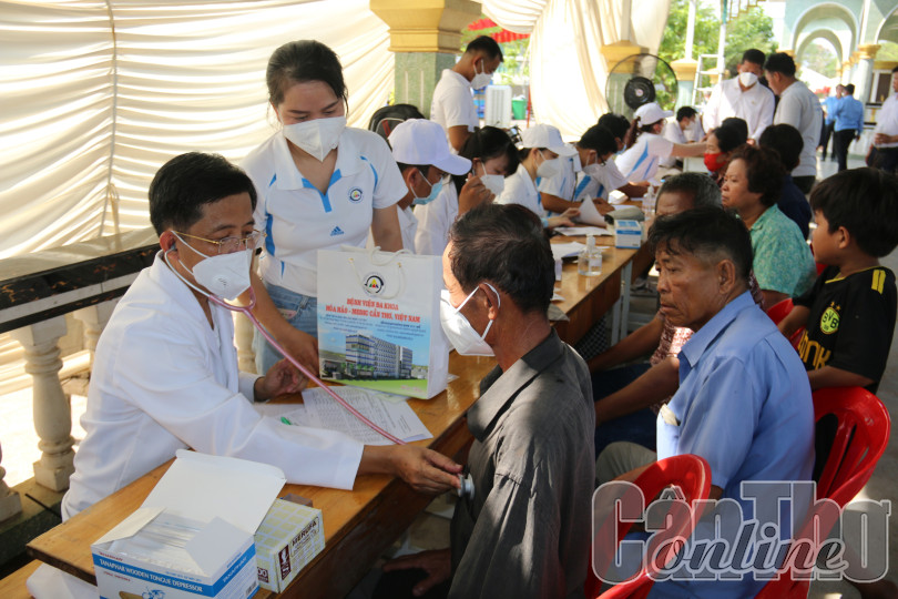 Đoàn bác sĩ TP Cần Thơ khám bệnh, tặng quà tại quận Rưs Sây Keo, Thủ đô Phnom Penh, Vương quốc Campuchia