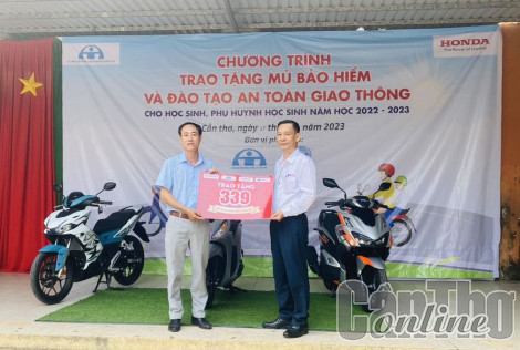 Honda Hồng Đức hướng dẫn kỹ năng lái xe an toàn và trao mũ bảo hiểm cho học sinh, sinh viên
