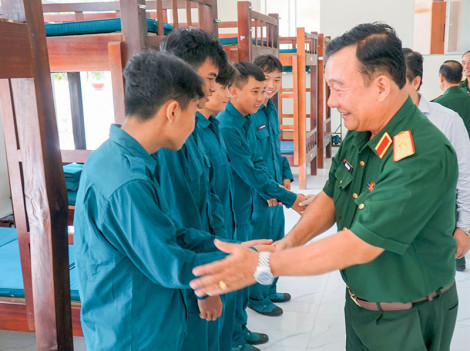 Kiểm tra công tác Ðảng, công tác chính trị tại Ban Chỉ huy Quân sự quận Cái Răng