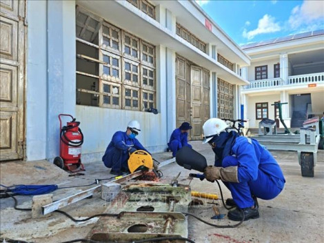 Hải đoàn 129 Hải quân hỗ trợ sửa chữa tàu cá ở Trường Sa