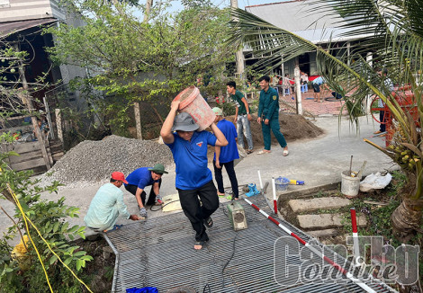 Ðoàn viên, thanh niên tham gia xây dựng hạ tầng giao thông