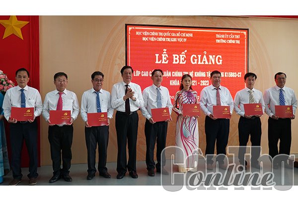 59 cán bộ hoàn thành chương trình đào tạo cao cấp lý luận chính trị
