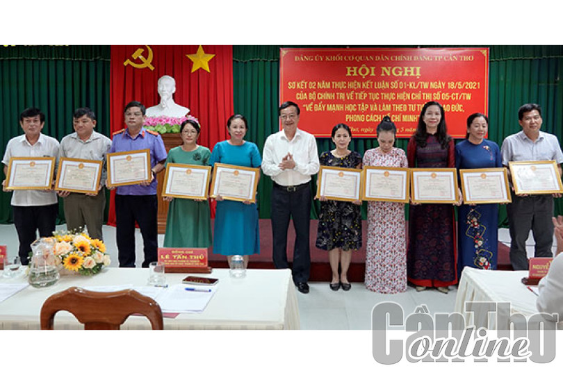 Tuyên dương 49 tập thể, cá nhân tiêu biểu trong học tập và làm theo tư tưởng, đạo đức, phong cách Hồ Chí Minh