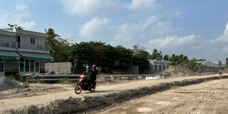 Dân bức xúc vì dự án thi công ì ạch