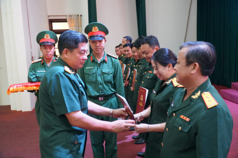 Bộ Chỉ huy Quân sự TP Cần Thơ tổ chức lễ trao quân hàm sĩ quan