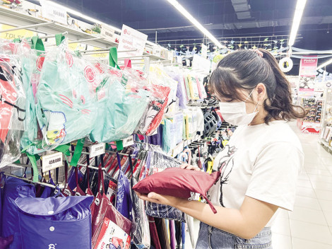 Chuẩn bị đồ dùng đi mưa